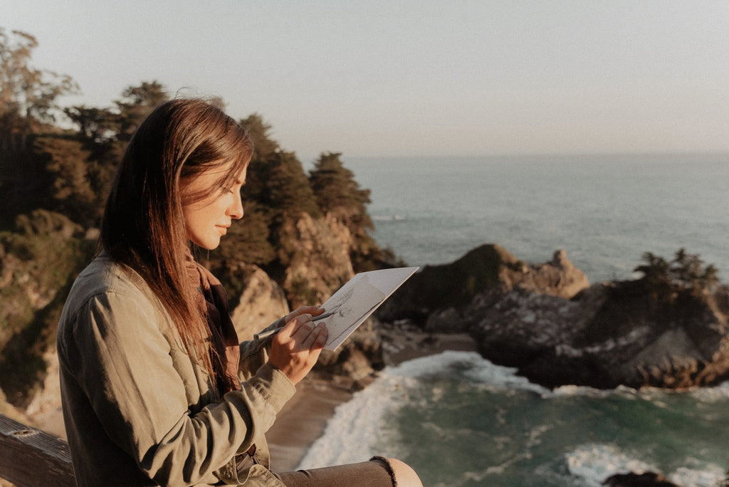 Lina Gordievsky painting in Big Sur, California. - Saffron and Poe, Lina Gordievsky