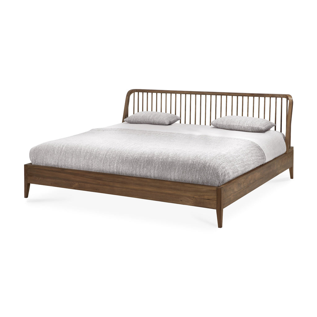 Dark teak spindle bed with curved edges and classic design in European white oak