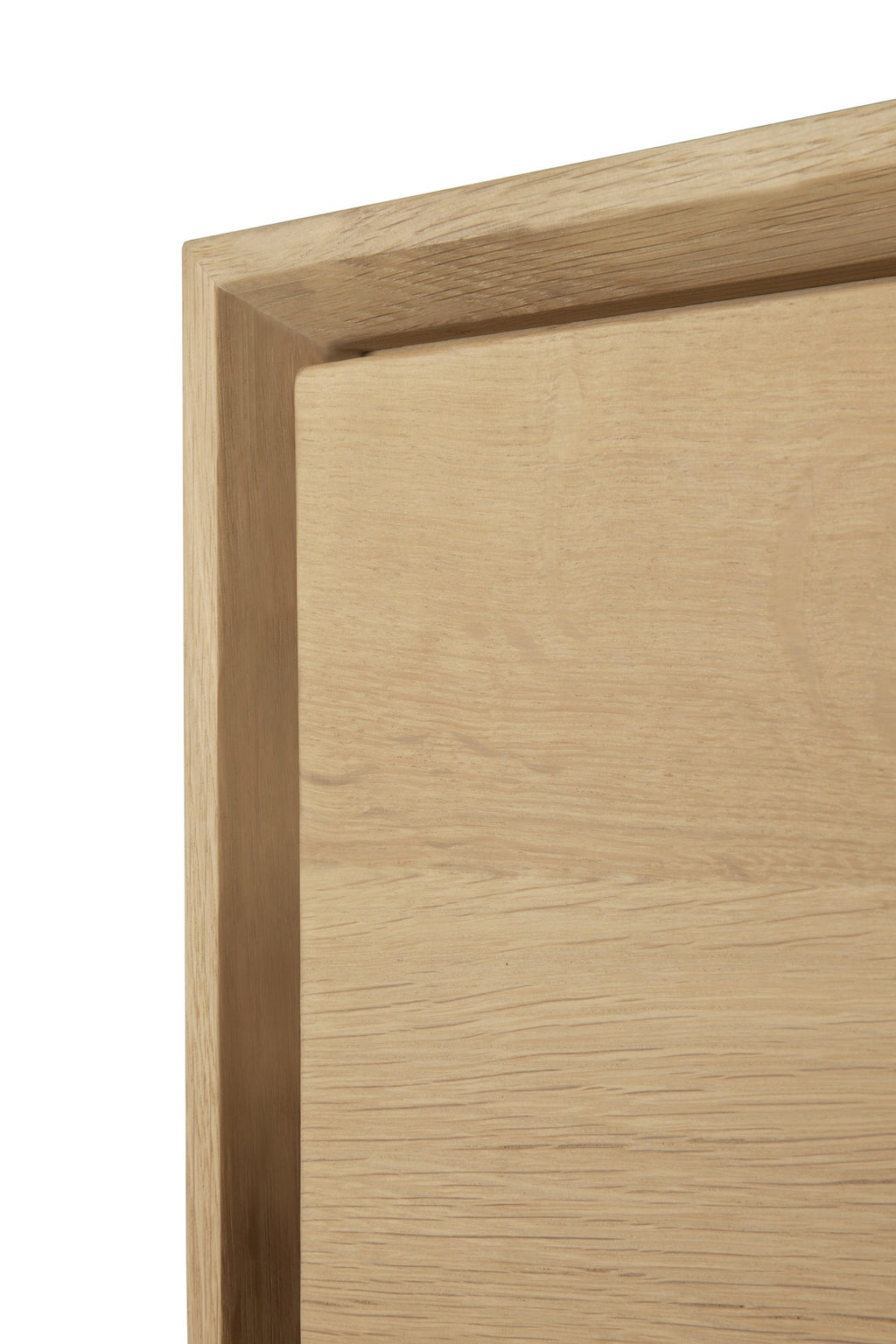 Minimalist Nordic dresser in oak with beveled edges and soft-close drawers