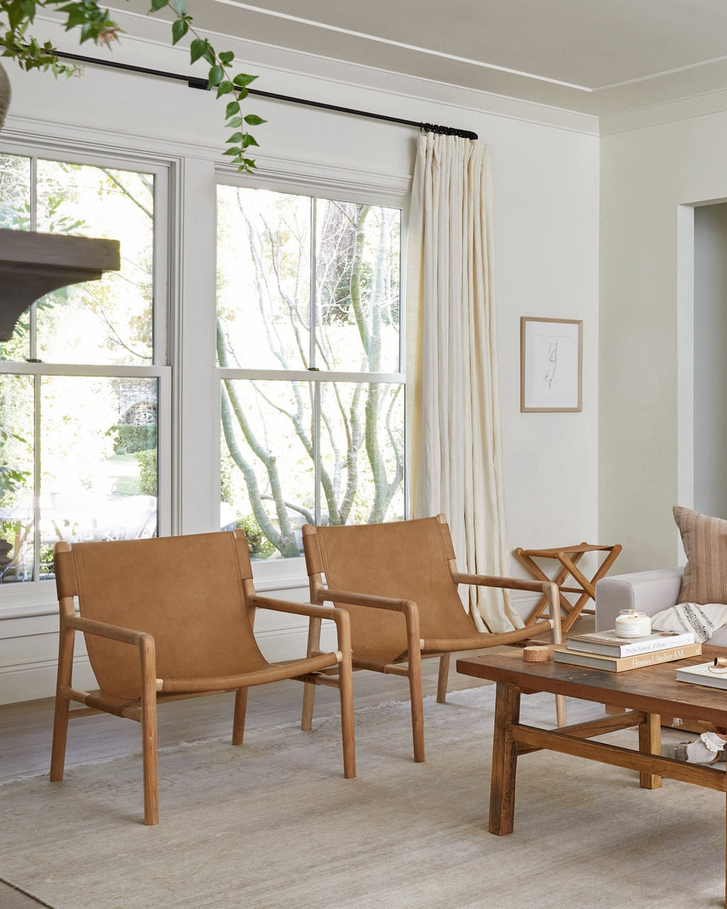Beige leather sling lounge chair with carved teak frame, second quality with natural leather variations
