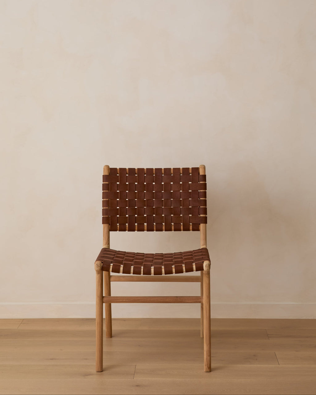 Woven leather dining chair with teak wood frame in saddle color, second quality